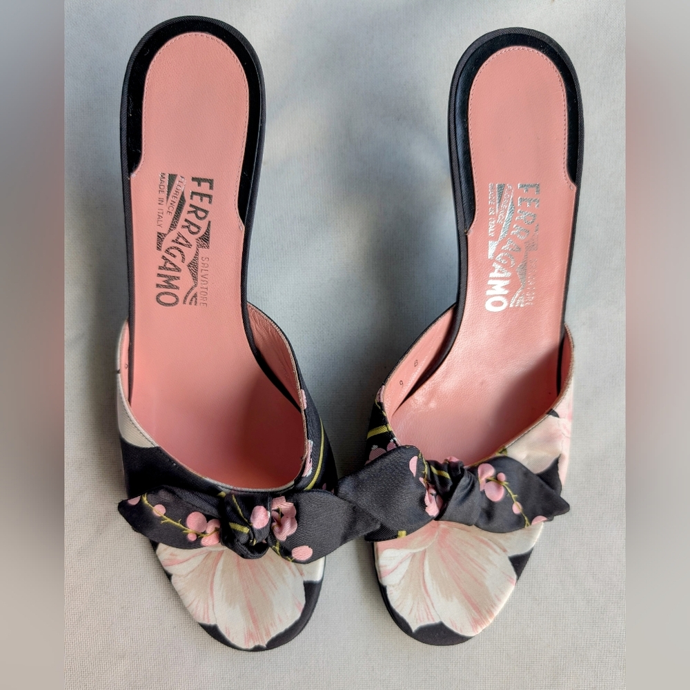 Beautiful Salvatore Ferragamo Floral Sandals Low Heels. Size 9
